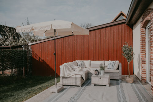 Terrasse der Villa Gänseblümchen mit Gartenmöbeln
