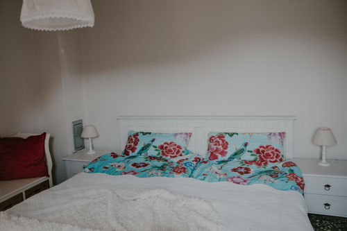 Ruhiger Schlafbereich der Villa Gänseblümchen mit hochwertigem Doppelbett
