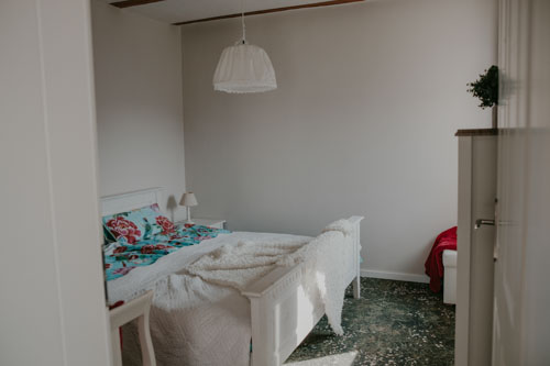 Schlafzimmer der Villa Gänseblümchen mit natürlichem Lichteinfall