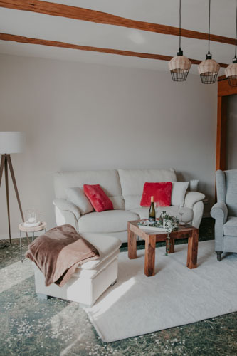 Wohnzimmer der Villa Gänseblümchen mit warmem, natürlichem Licht