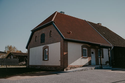 Außenbereich der Villa Gänseblümchen in der Abenddämmerung